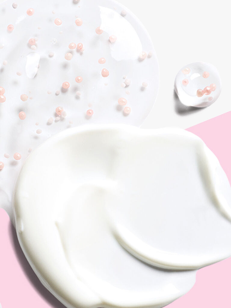 Tarros de Gel Hidratante Libre de Aceite Mary Kay y Crema Hidratante Intensa Mary Kay colocados sobre una mesa blanca, rodeados de globos rosados.