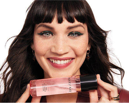 Modelo femenina sosteniendo la Loci&oacute;n Desmaquillante de Ojos Libre de Aceite Mary Kay&reg; junto a su rostro