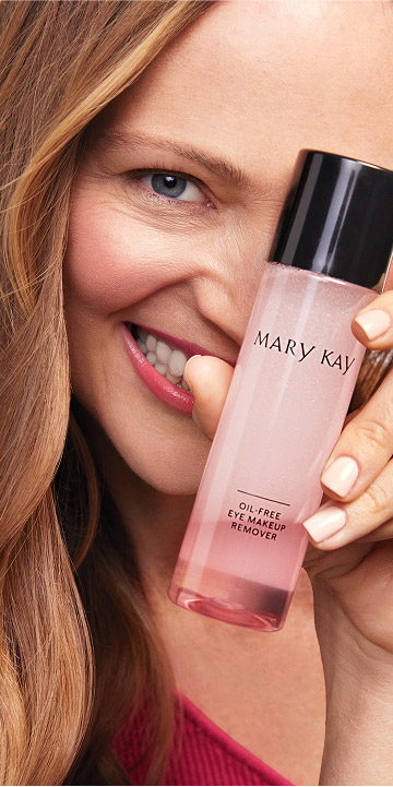Modelo sosteniendo la Loci&oacute;n Desmaquillante de Ojos Libre de Aceite Mary Kay&reg; sobre su ojo