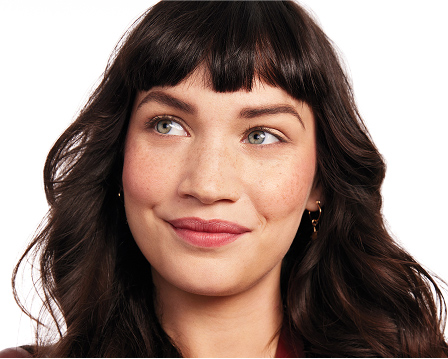 Imagen posterior de la modelo tras usar la Loci&oacute;n Desmaquillante de Ojos Libre de Aceite Mary Kay&reg;