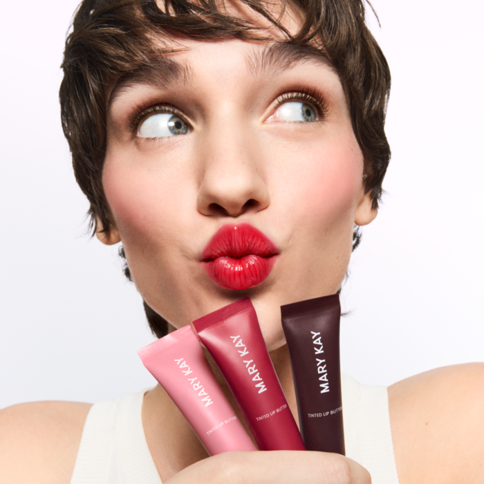 Modelo con B&aacute;lsamos labiales Mary Kay