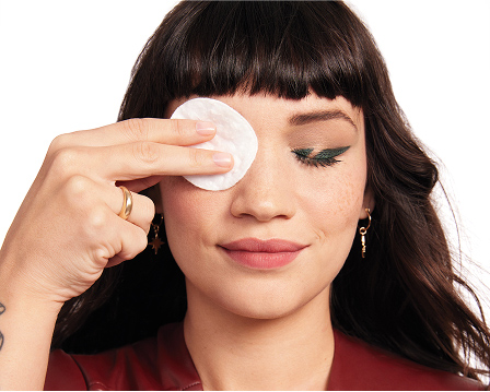 Modelo femenina aplicando un algod&oacute;n con la Loci&oacute;n Desmaquillante de Ojos Libre de Aceite Mary Kay&reg; en el ojo