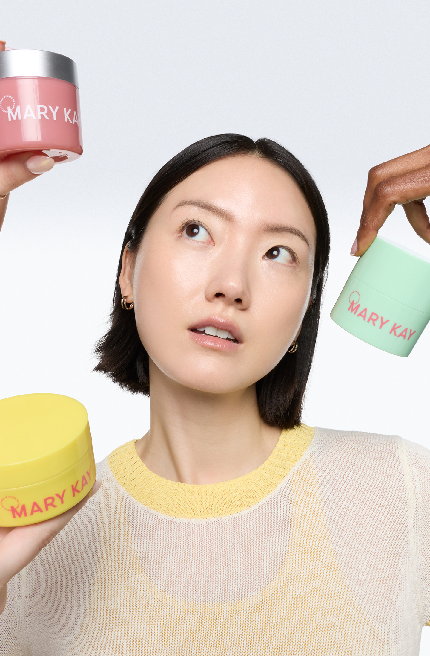 Modelo asiática con productos de K-Beauty Mary Kay